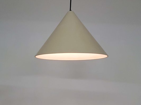 Dänische pyramidenförmige Lampen aus weißem Metall von Arne Dänische pyramidenförmige Lampen aus weißem Metall von Arne