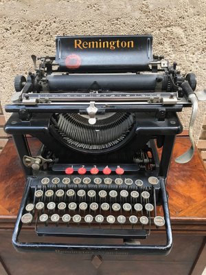 Machine à écrire Remington portative datant des années 50