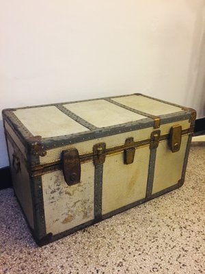 Vintage French Trunk for sale at Pamono