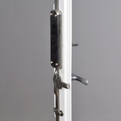 Vintage Steel Glass Medical Display Cabinet 1940s Bei Pamono Kaufen