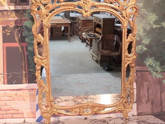 Miroir de style Louis XV en bois doré. Doré/Transparent - Vendu