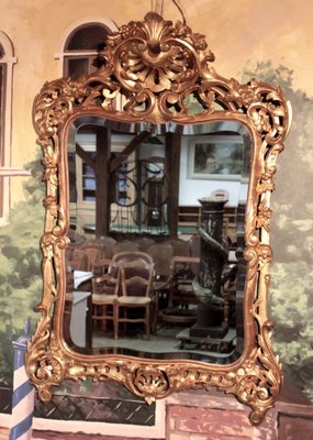 Specchio antico con cornice in legno dorato in vendita su Pamono