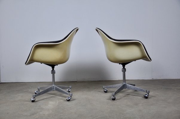 Vintage Lounge Chairs By Charles Ray Eames For Herman Miller