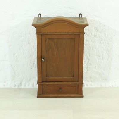 Kleiner Antiker Wandschrank Aus Eiche Bei Pamono Kaufen