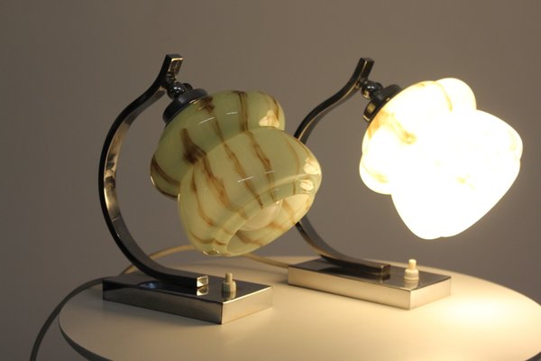 Lampes de Bureau en Chrome Plaqué et en Laiton et en Verre Opalin Marbré, années 30, Set de 2 Lampes de Bureau en Chrome Plaqué et en Laiton et en Verre Opalin Marbré, années 30, Set de 2