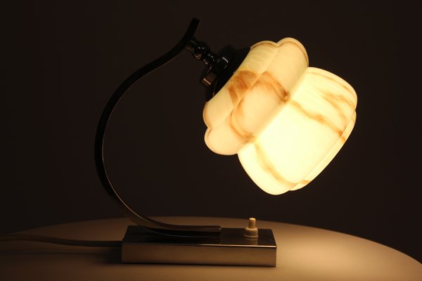 Lampes de Bureau en Chrome Plaqué et en Laiton et en Verre Opalin Marbré, années 30, Set de 2 Lampes de Bureau en Chrome Plaqué et en Laiton et en Verre Opalin Marbré, années 30, Set de 2