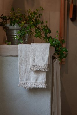 https://cdn20.pamono.com/p/g/5/4/548089_27ct8kgqqu/linen-bath-towels-with-short-fringe-by-once-milano-set-of-2-1.jpg