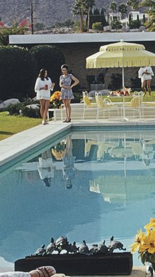 Poolside Gossip Druck Von Slim Aarons Fur Galerie Prints Bei