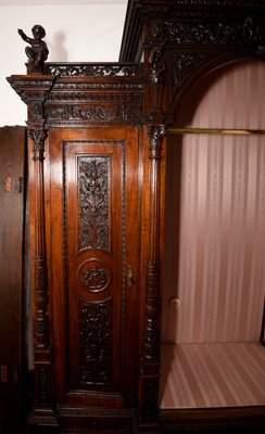 Antiker Schrank Aus Nussholz Mit Schnitzereien Bei Pamono Kaufen