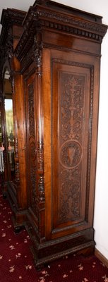 Antiker Schrank Aus Nussholz Mit Schnitzereien Bei Pamono Kaufen