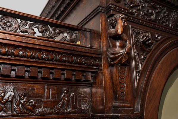 Antiker Schrank Aus Nussholz Mit Schnitzereien Bei Pamono Kaufen