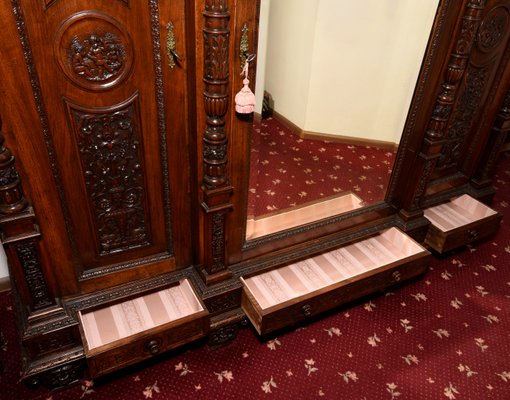 Antiker Schrank Aus Nussholz Mit Schnitzereien Bei Pamono Kaufen