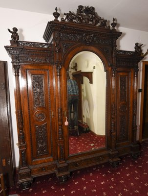 Antiker Schrank Aus Nussholz Mit Schnitzereien Bei Pamono Kaufen