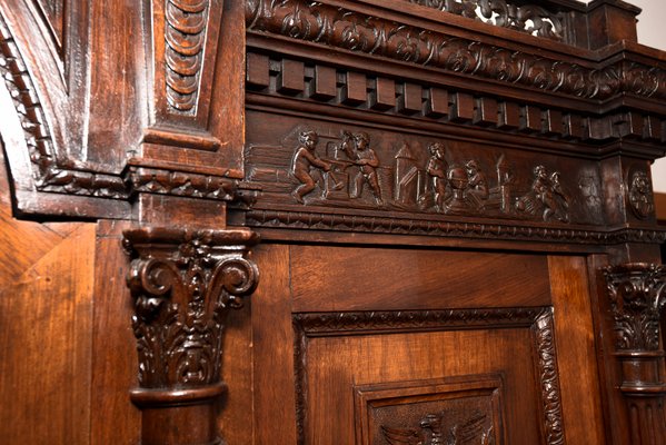 Antiker Schrank Aus Nussholz Mit Schnitzereien Bei Pamono Kaufen