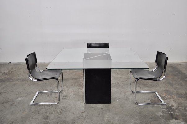 Italienischer Esstisch mit Glasplatte & Stühle mit Lederbespannung, 1970er Italienischer Esstisch mit Glasplatte & Stühle mit Lederbespannung, 1970er
