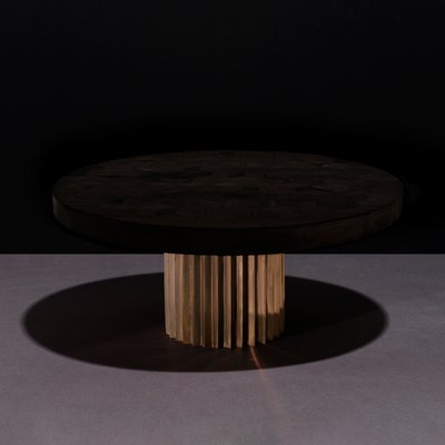 Mesa De Comedor Con Pedestal Doris Redonda De Madera Recuperada De Roble Y Bronce Fundido De Fred Juul En Venta En Pamono