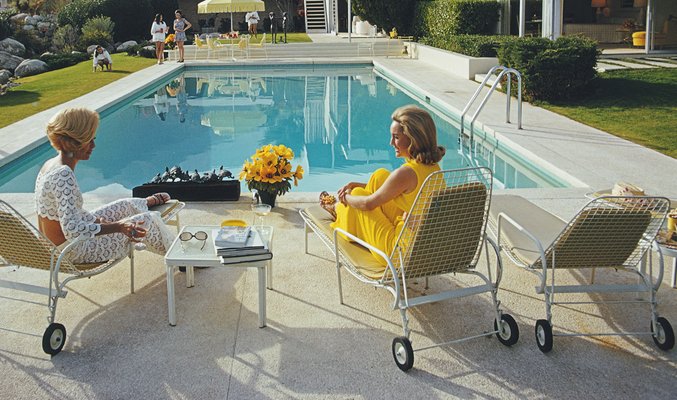 Poolside Gossip Druck Von Slim Aarons Von Galerie Prints Bei