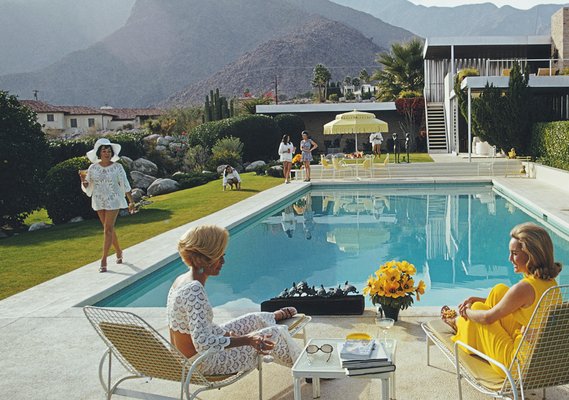 Poolside Gossip Druck Von Slim Aarons Von Galerie Prints Bei