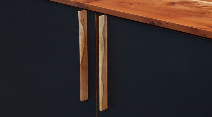 Sideboard aus Eibe mit Trenfronten aus schwarzem HPL von Johannes Hock fr  Atelier Johannes Hock bei Pamono kaufen