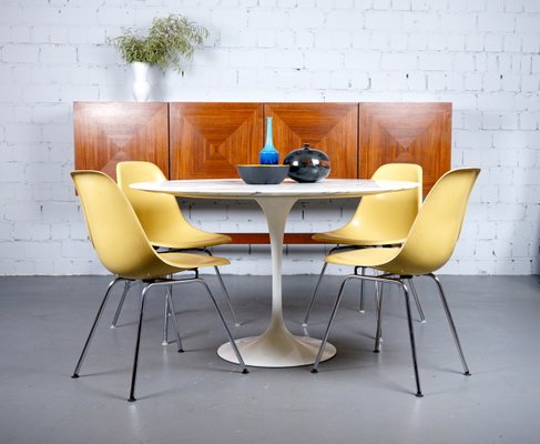 Mid Century Model Arabescato Tulip Dining Table by Eero Saarinen for Knoll Inc.Knoll International Mid Century Model Arabescato Tulip Dining Table by Eero Saarinen for Knoll Inc.Knoll International