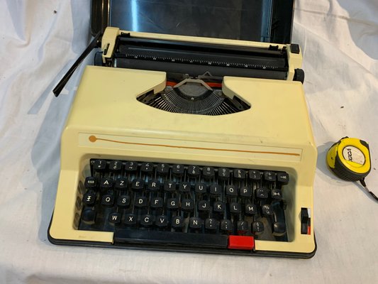 Máquina de escribir vintage, años 70 en venta en Pamono