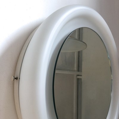 Italienischer Spiegel mit Rahmen aus gebogenem Opalglas von Fontana Arte, 1970er Italienischer Spiegel mit Rahmen aus gebogenem Opalglas von Fontana Arte, 1970er