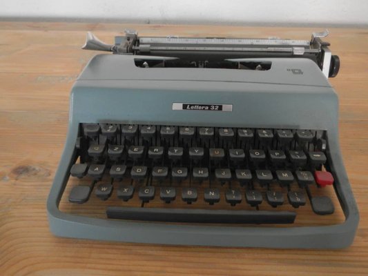 Macchina da scrivere vintage di Olivetti, Italia, anni '60 in vendita su  Pamono