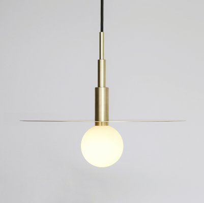 https://cdn20.pamono.com/p/g/5/8/580786_8waakis8jh/spinode-minimal-modern-design-pendant-lamp-with-brass-flat-disc-from-balance-lamp-2.jpg