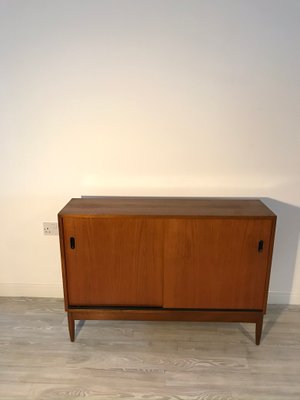 Small Mid Century Teak Cabinet Bei Pamono Kaufen