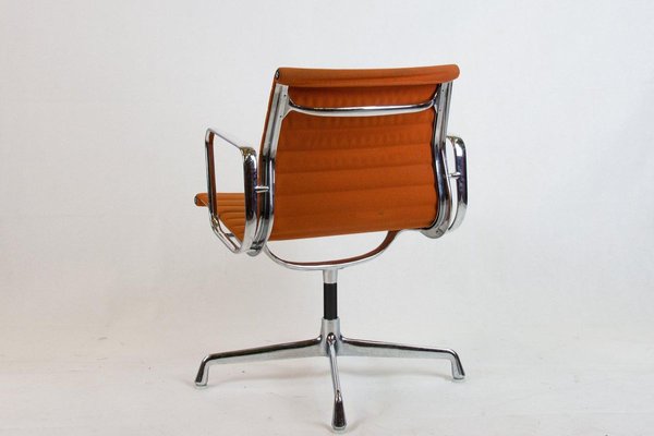 Chaise De Bureau Ea108 En Aluminium Orange Par Charles Eames Pour Herman Miller En Vente Sur Pamono