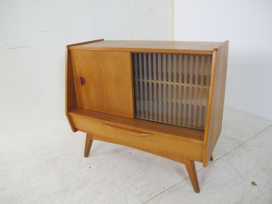 Mid Century Oak And Glass Credenza 1950s Bei Pamono Kaufen