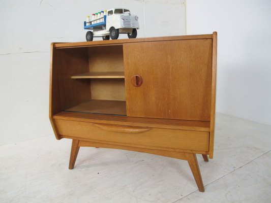 Mid Century Oak And Glass Credenza 1950s Bei Pamono Kaufen