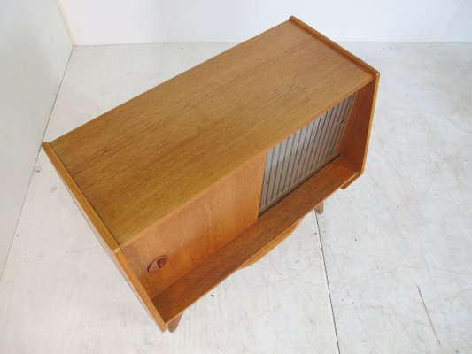 Mid Century Oak And Glass Credenza 1950s Bei Pamono Kaufen