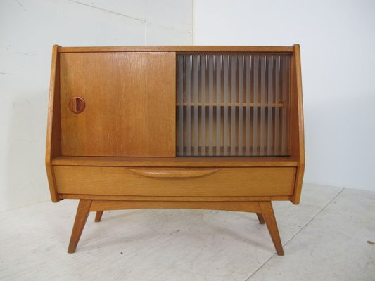 Mid Century Oak And Glass Credenza 1950s Bei Pamono Kaufen
