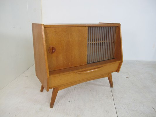 Mid Century Oak And Glass Credenza 1950s Bei Pamono Kaufen