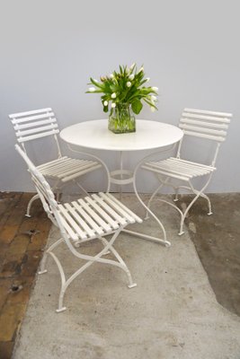 garden table and chairs