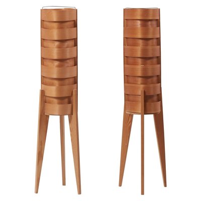Dreibeinige Stehlampen aus Holz von Hans Agne Jakobsson für AB Ellysett, 1960er, 2er Set Dreibeinige Stehlampen aus Holz von Hans Agne Jakobsson für AB Ellysett, 1960er, 2er Set