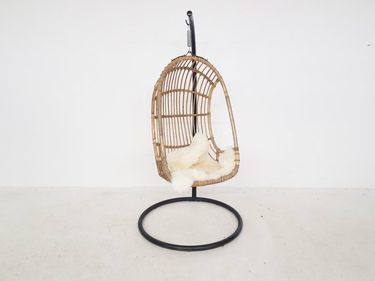 Egg Shaped Bamboo Hanging Chair On Metal Base 1960s En Vente Sur Egg Shaped Bamboo Hanging Chair On