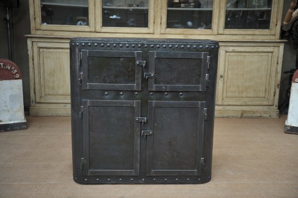 Buffet Antique Industriel En Acier Rivete 1900s En Vente Sur Pamono