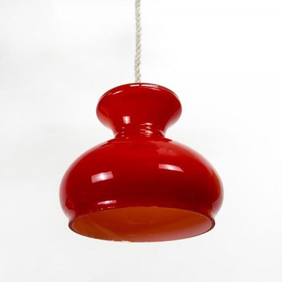 Rote Deckenlampe aus Opalglas Rote Deckenlampe aus Opalglas