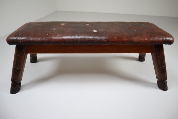 Patinierter Vintage Turnbock oder Tisch aus Leder, 1950er Patinierter Vintage Turnbock oder Tisch aus Leder, 1950er