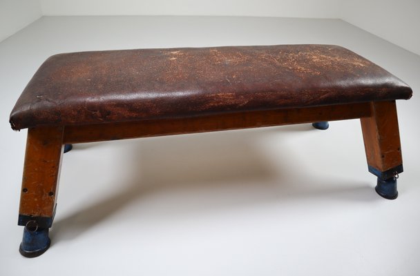 Patinierter Vintage Turnbock oder Tisch aus Leder, 1950er Patinierter Vintage Turnbock oder Tisch aus Leder, 1950er