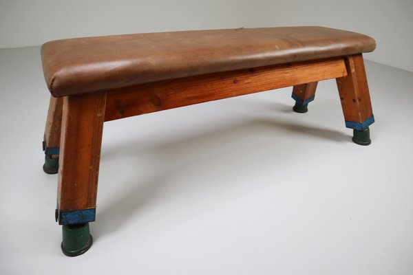 Patinierter Vintage Turnbock oder Tisch aus Leder, 1950er Patinierter Vintage Turnbock oder Tisch aus Leder, 1950er
