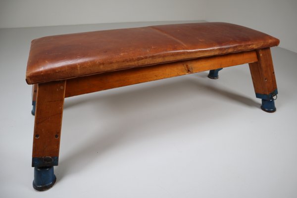 Patinierter Vintage Turnbock oder Tisch aus Leder, 1950er Patinierter Vintage Turnbock oder Tisch aus Leder, 1950er