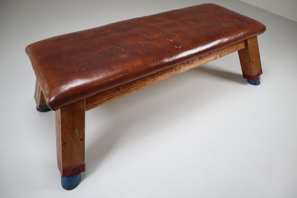 Patinierter Vintage Turnbock oder Tisch aus Leder, 1950er Patinierter Vintage Turnbock oder Tisch aus Leder, 1950er