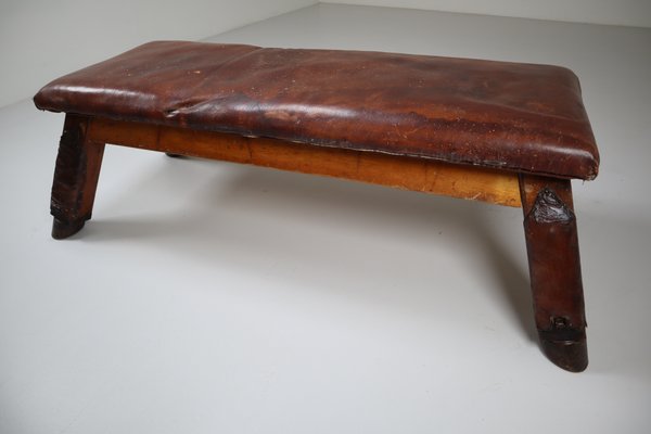 Patinierter Vintage Turnbock oder Tisch aus Leder, 1950er Patinierter Vintage Turnbock oder Tisch aus Leder, 1950er
