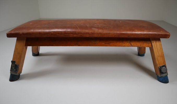 Patinierter Vintage Turnbock oder Tisch aus Leder, 1950er Patinierter Vintage Turnbock oder Tisch aus Leder, 1950er