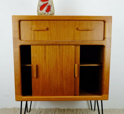 Danish Modern Teak Kommode Mit Schwarzen Dunnen Beinen Von Dyrlund 1970er Bei Pamono Kaufen