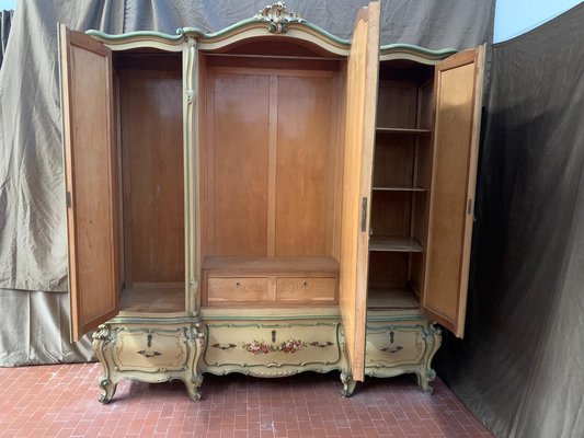 Antiker Lackierter Lackierter Lackierter Schrank Im Barockstil