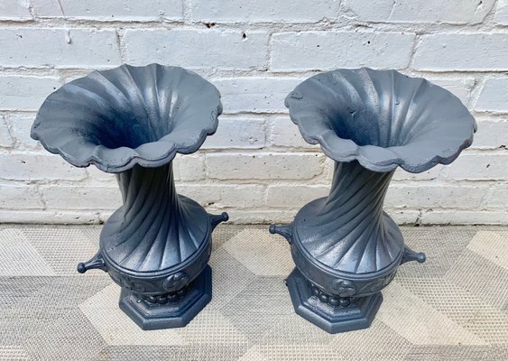 Vintage Cast Iron Garden Urns 1950s Set Of 2 Bei Pamono Kaufen - Pair Of Antique Cast Iron Garden Urns Vintage Cast Iron Garden Urns 1950s Set Of 2 Bei Pamono Kaufen - Pair Of Antique Cast Iron Garden Urns